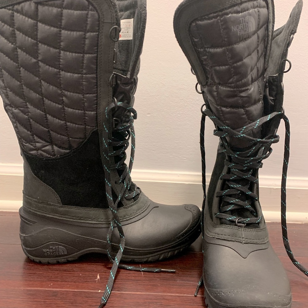 Black North Face great for cold snow skiing
